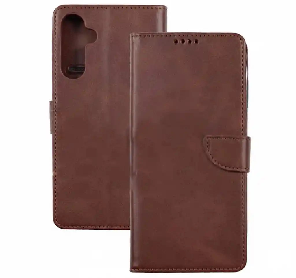 Braune Klapphülle aus Kunstleder für das Samsung Galaxy A25, Ansicht der Vorder- und Rückseite mit passgenauen Aussparungen für die Kamera.